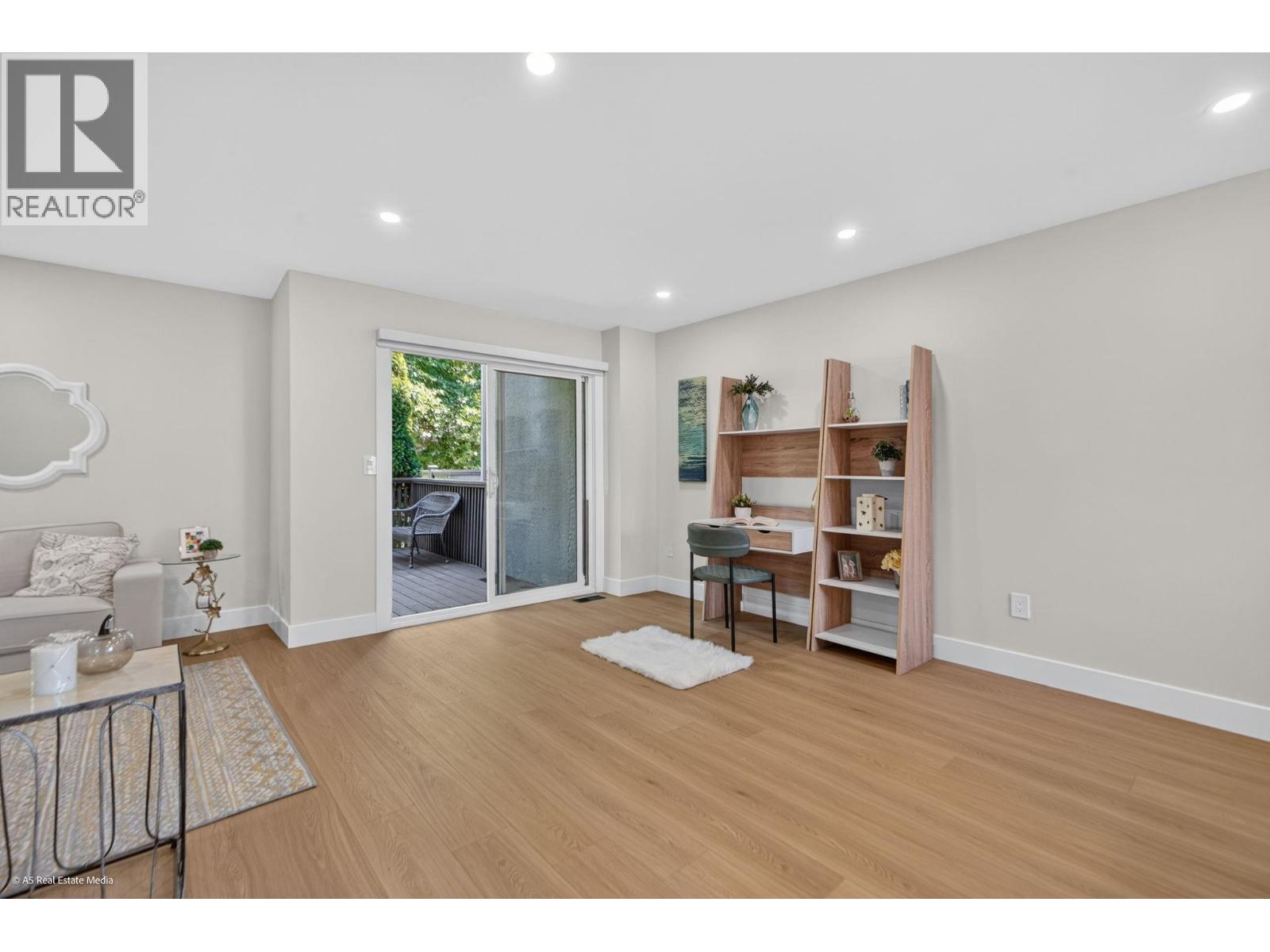 8557 Woodridge Place, Burnaby, British Columbia  V5A 4B3 - Photo 6 - R3139054