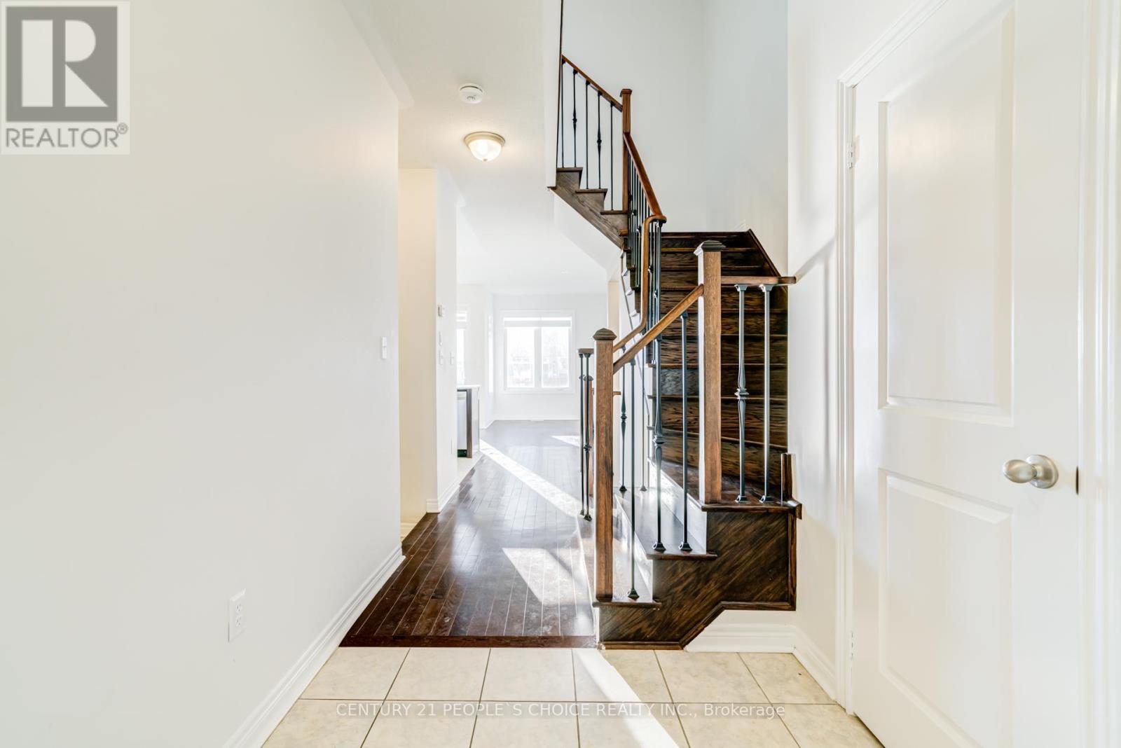 118 Finegan Circle, Brampton, Ontario  L7A 4Z9 - Photo 4 - W13470192