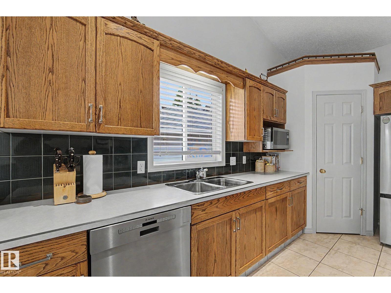 6 Chancery Wy, Sherwood Park, Alberta  T8H 1Y3 - Photo 6 - E4495286