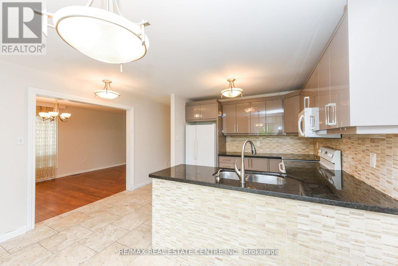 5989 Sidmouth Street, Mississauga, Ontario  L5V 2Z5 - Photo 15 - W13482034