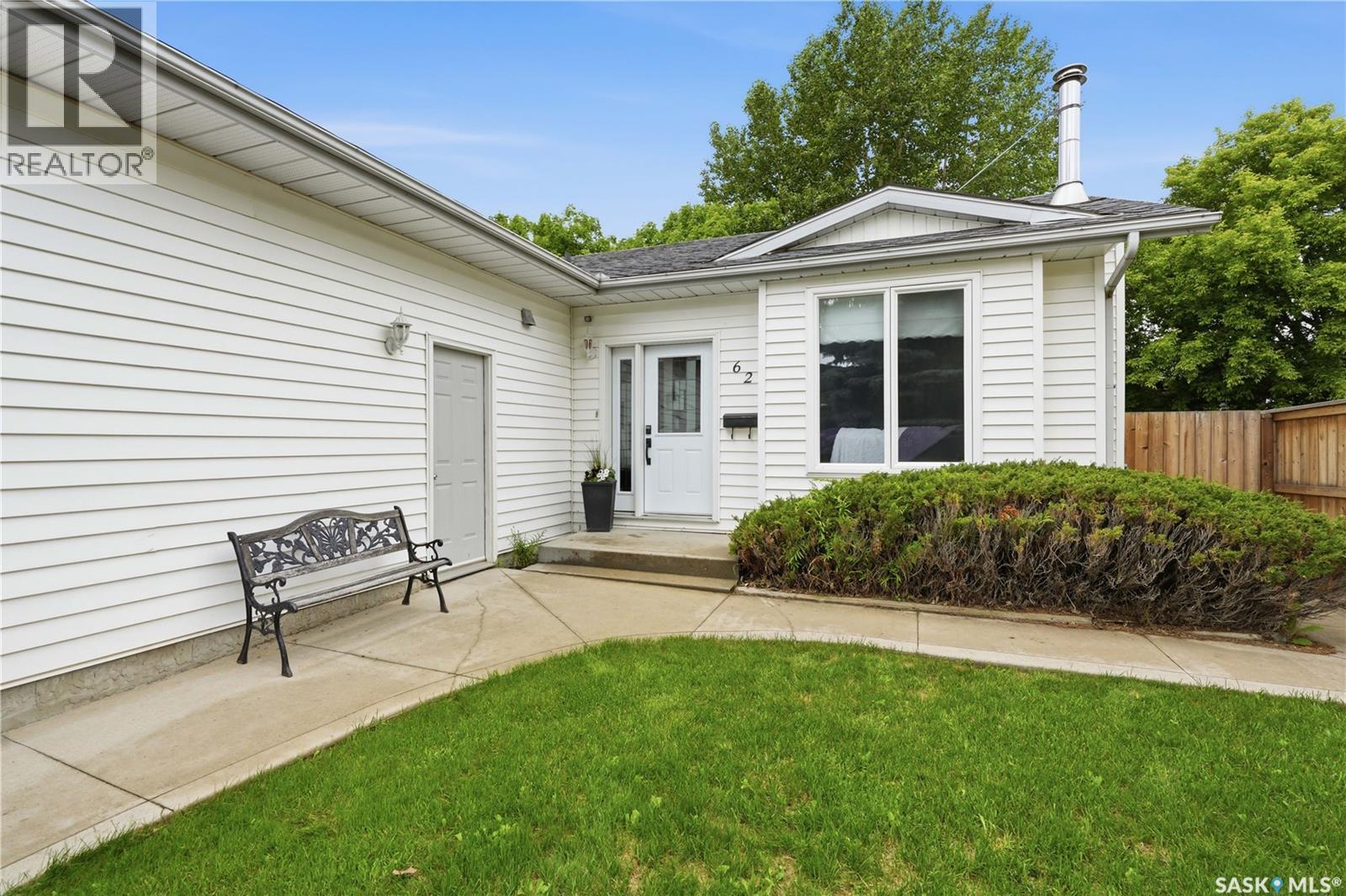 62 Robinson Crescent, Saskatoon, Saskatchewan  S7L 6N9 - Photo 4 - SK040319