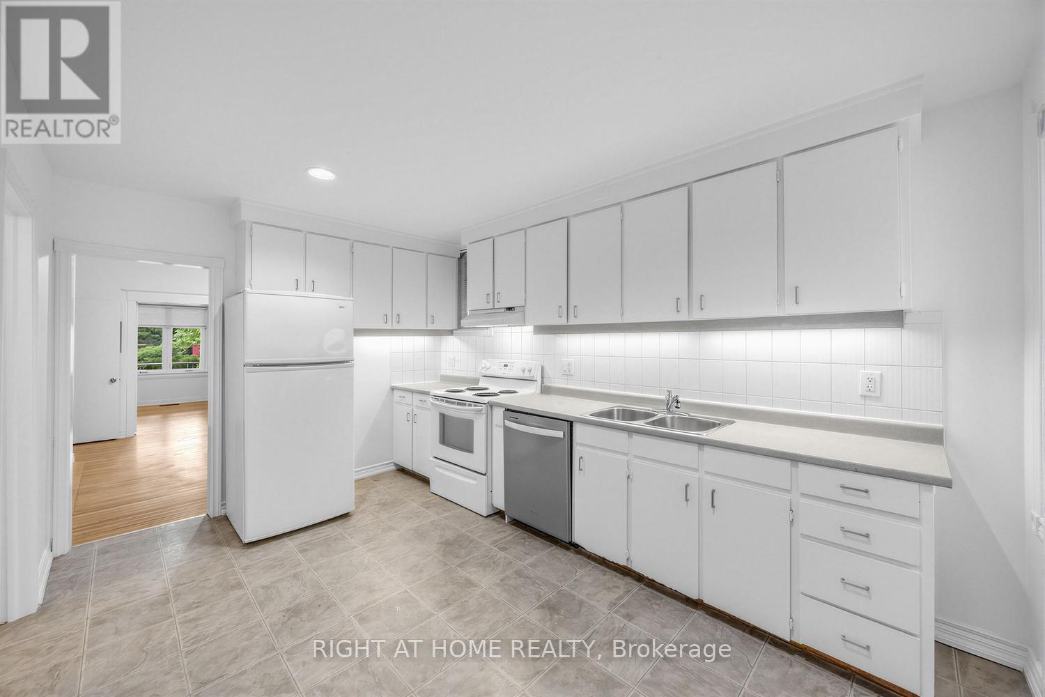 38 Kenneth Avenue, Toronto, Ontario  M6P 1H9 - Photo 11 - W13482172
