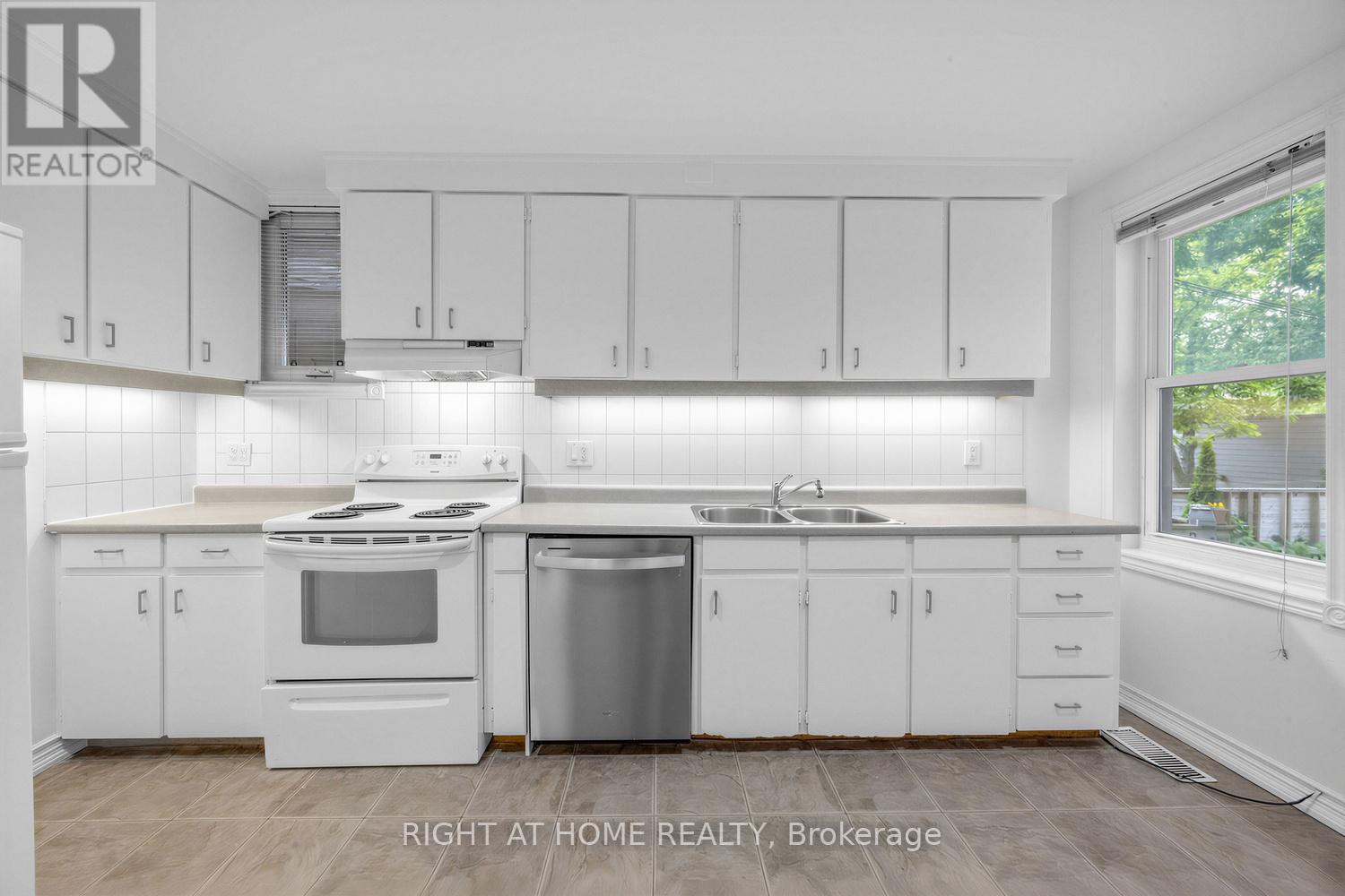 38 Kenneth Avenue, Toronto, Ontario  M6P 1H9 - Photo 12 - W13482172