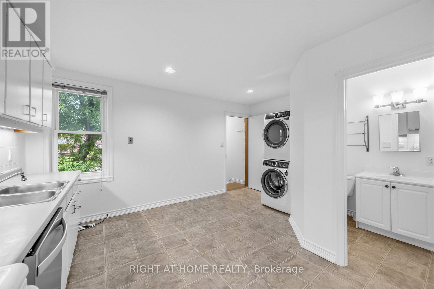 38 Kenneth Avenue, Toronto, Ontario  M6P 1H9 - Photo 14 - W13482172