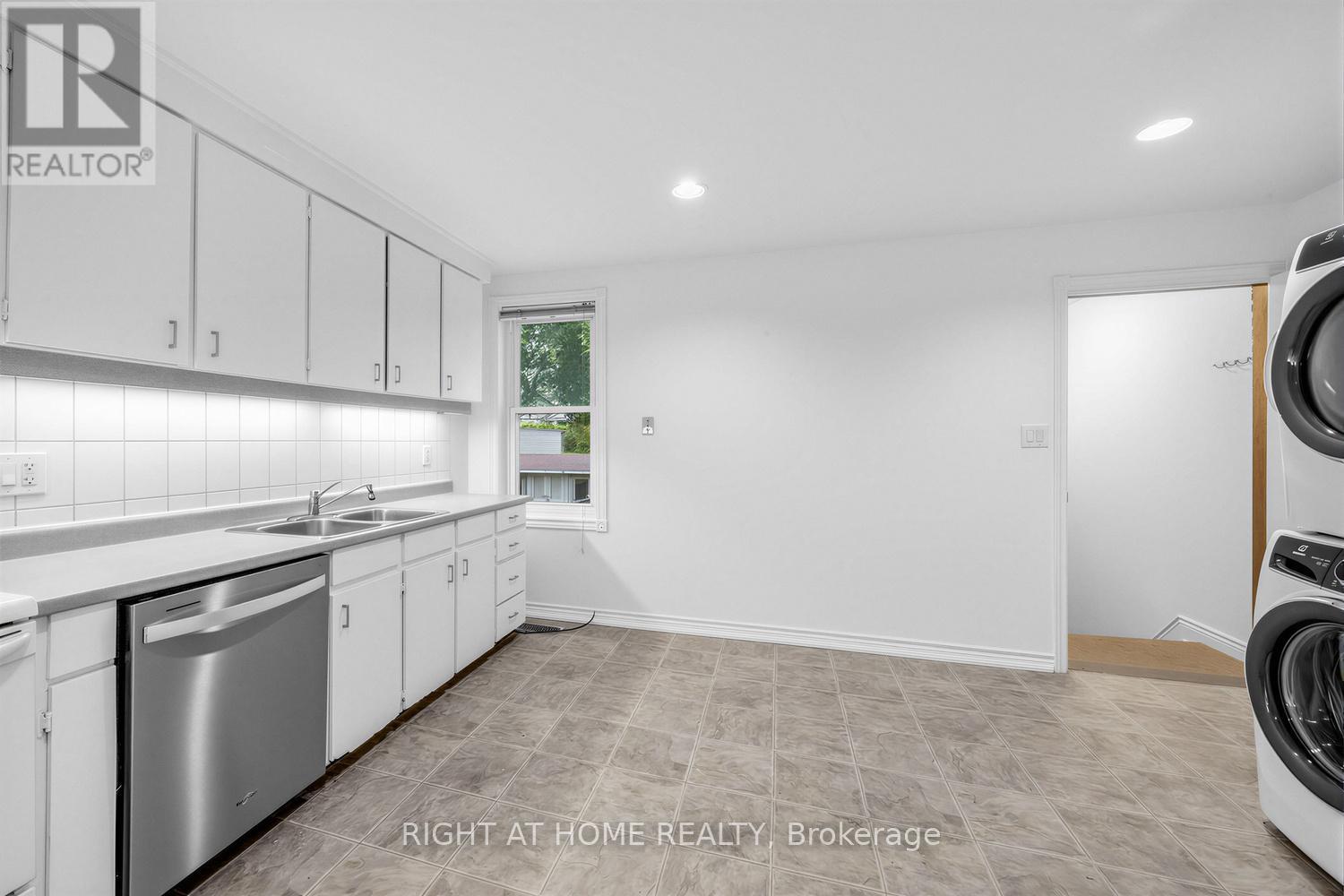 38 Kenneth Avenue, Toronto, Ontario  M6P 1H9 - Photo 15 - W13482172