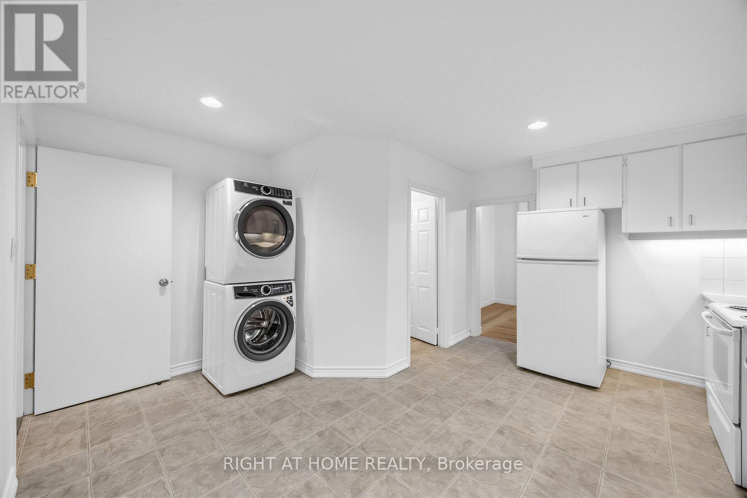 38 Kenneth Avenue, Toronto, Ontario  M6P 1H9 - Photo 17 - W13482172