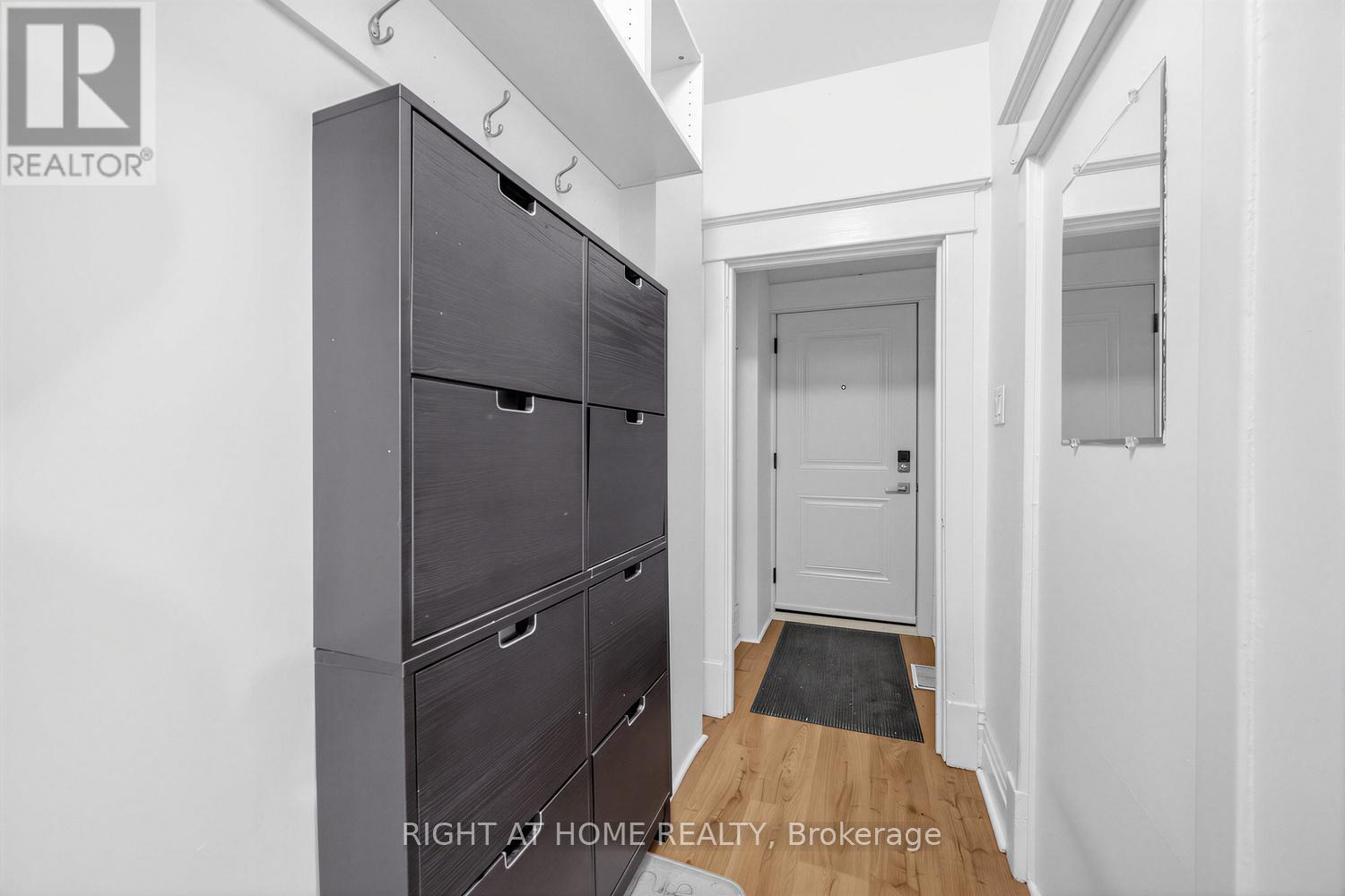 38 Kenneth Avenue, Toronto, Ontario  M6P 1H9 - Photo 18 - W13482172