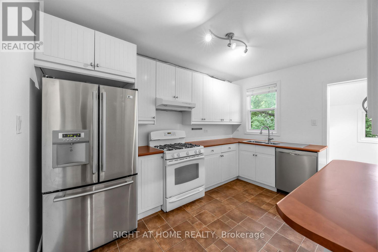 38 Kenneth Avenue, Toronto, Ontario  M6P 1H9 - Photo 25 - W13482172