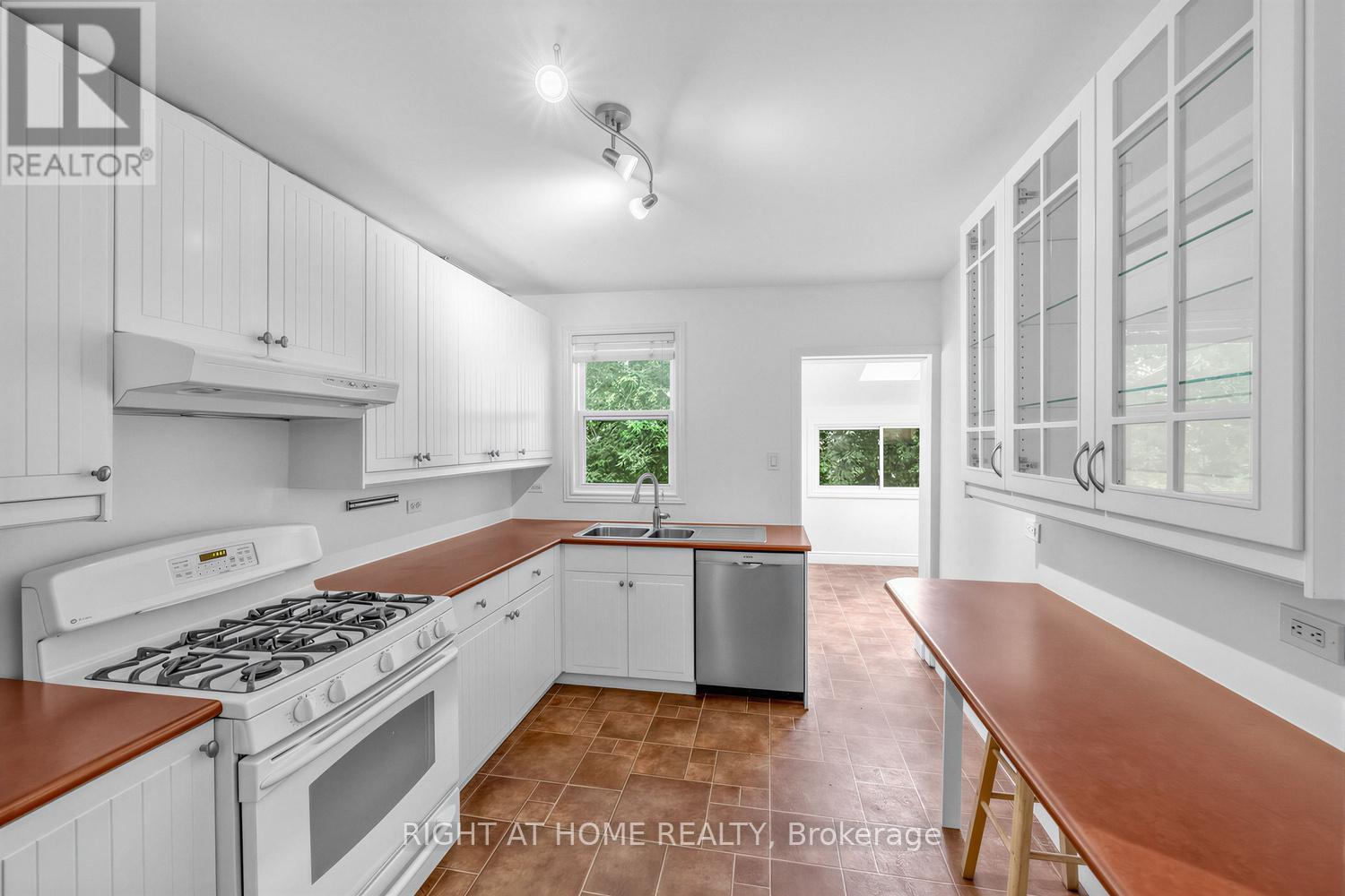 38 Kenneth Avenue, Toronto, Ontario  M6P 1H9 - Photo 26 - W13482172