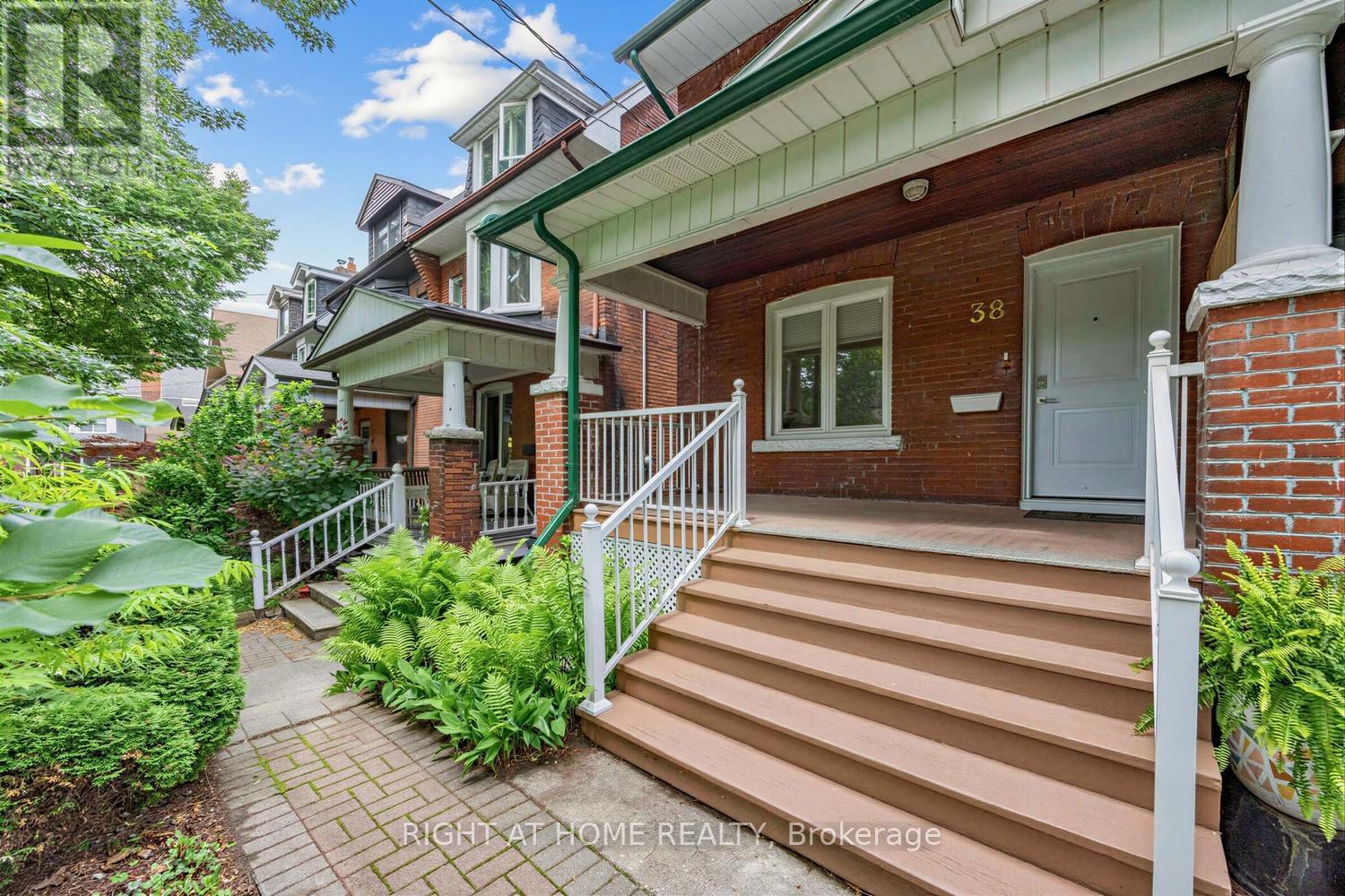 38 Kenneth Avenue, Toronto, Ontario  M6P 1H9 - Photo 3 - W13482172