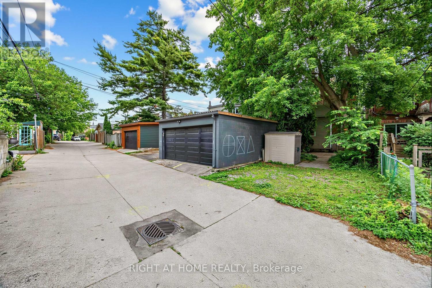 38 Kenneth Avenue, Toronto, Ontario  M6P 1H9 - Photo 46 - W13482172