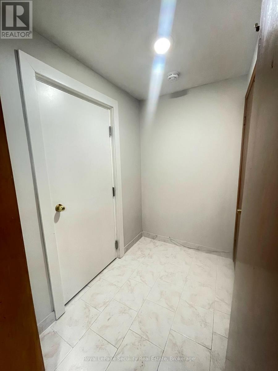 Lower - 115 Poynter Drive, Toronto, Ontario M9R 1L7 - Photo 2 - W13482196