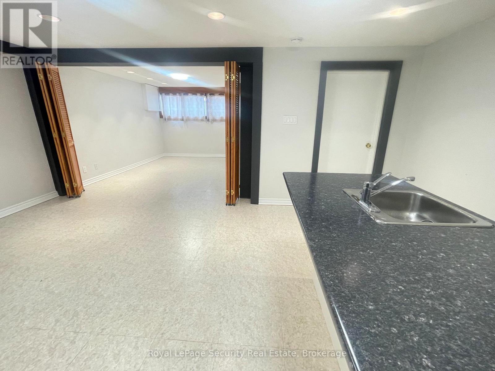 Lower - 115 Poynter Drive, Toronto, Ontario M9R 1L7 - Photo 6 - W13482196
