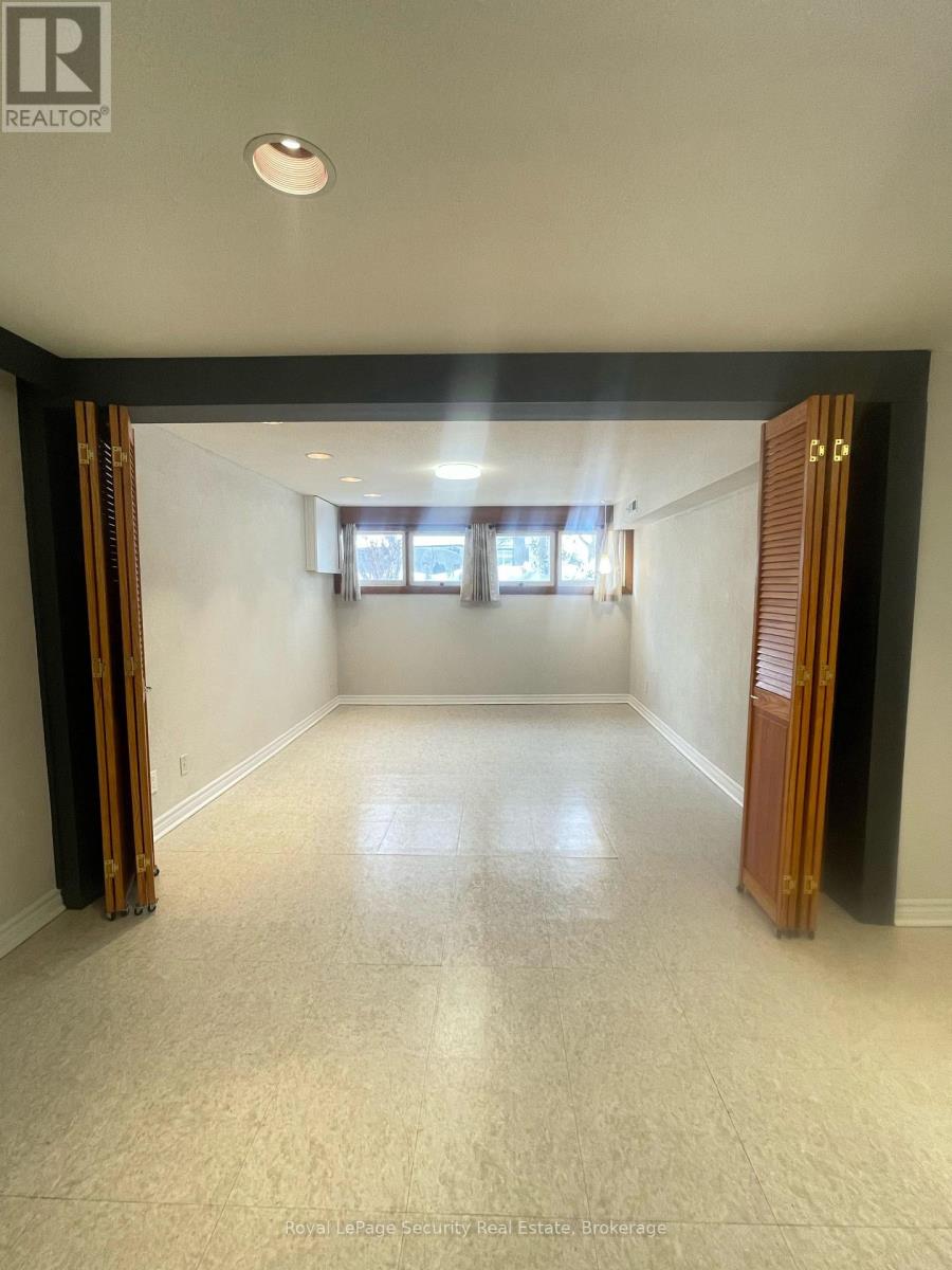 Lower - 115 Poynter Drive, Toronto, Ontario M9R 1L7 - Photo 7 - W13482196