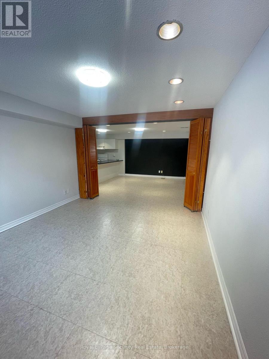 Lower - 115 Poynter Drive, Toronto, Ontario M9R 1L7 - Photo 8 - W13482196