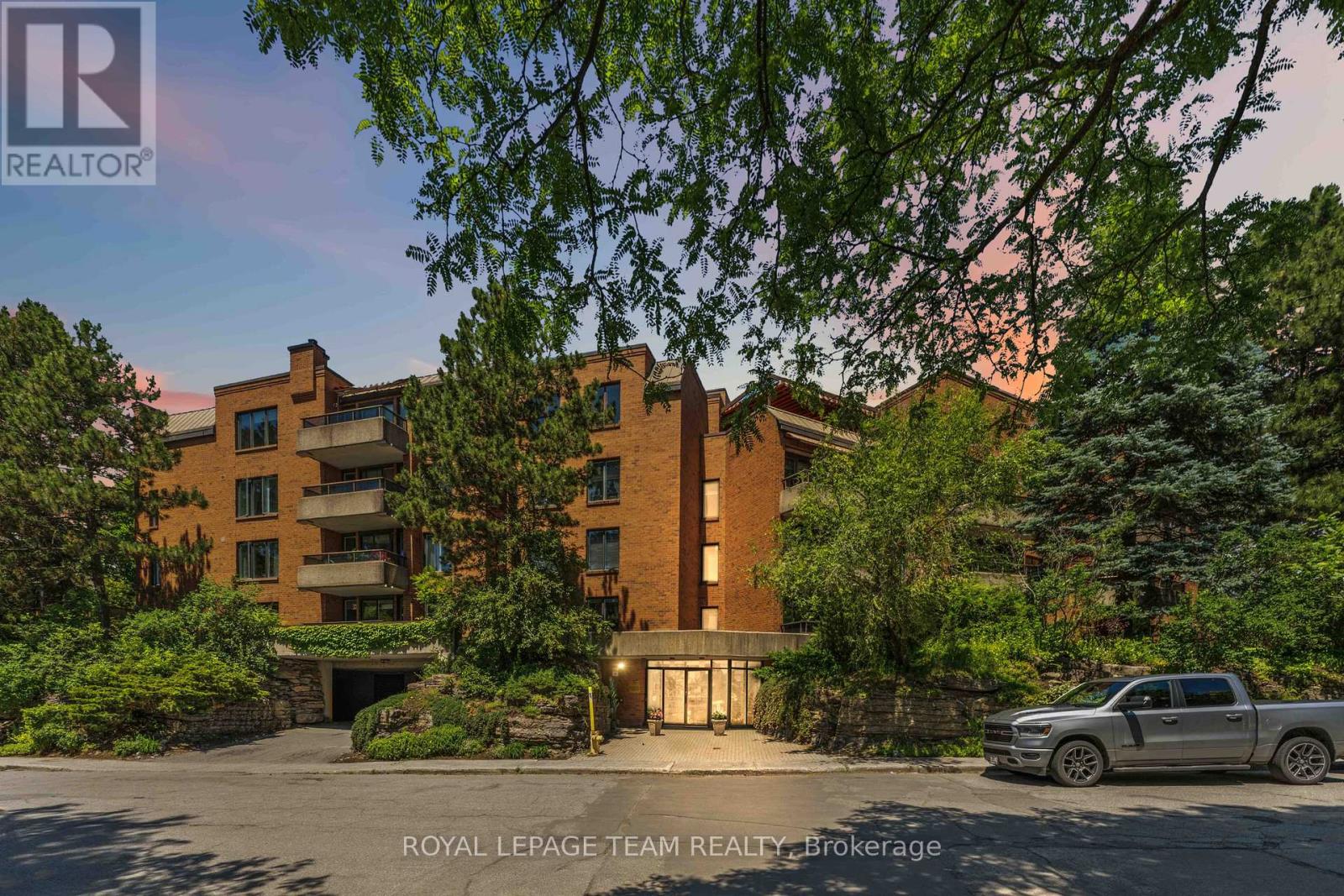 301 - 7 KIPPEWA DRIVE, Ottawa, Ontario