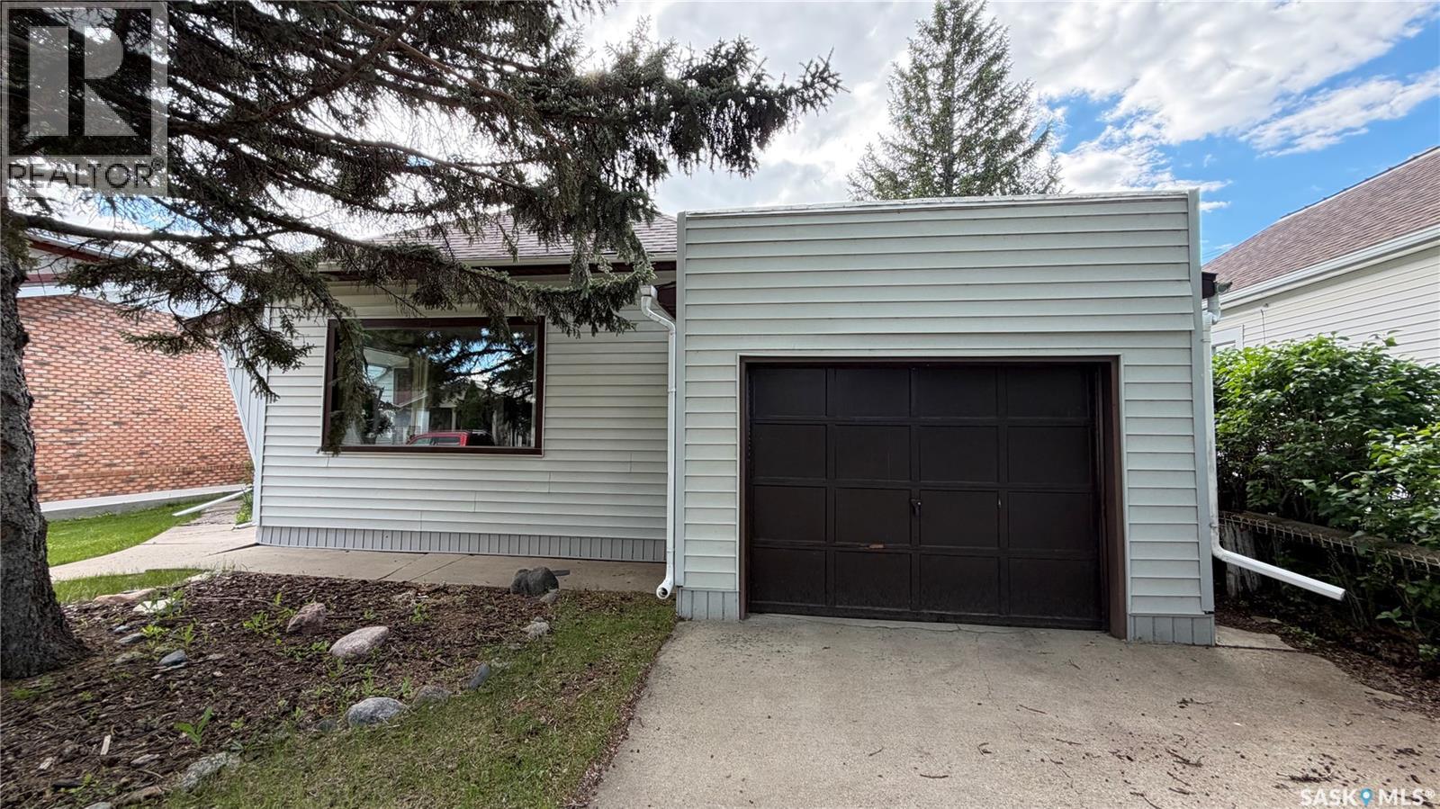 103 Walsh Street, Maple Creek, Saskatchewan  S0N 1N0 - Photo 2 - SK040491