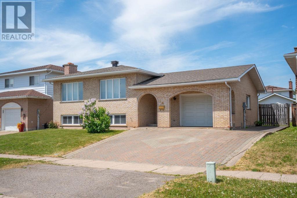 34 Bitonti Cres, Sault Ste. Marie, Ontario  P6C 6A9 - Photo 2 - SM261407