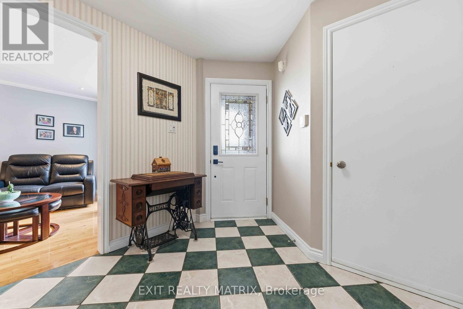 6582 Richer Drive, Ottawa, Ontario  K1C 3G4 - Photo 3 - X13482918