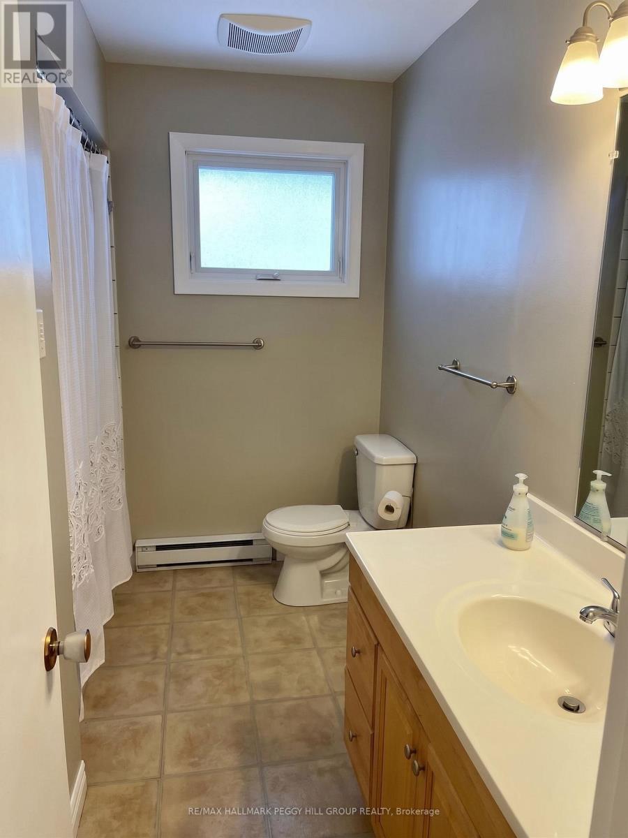 Upper - 1043 Penetanguishene Road, Oro-Medonte, Ontario  L4M 4Y8 - Photo 9 - S13482888