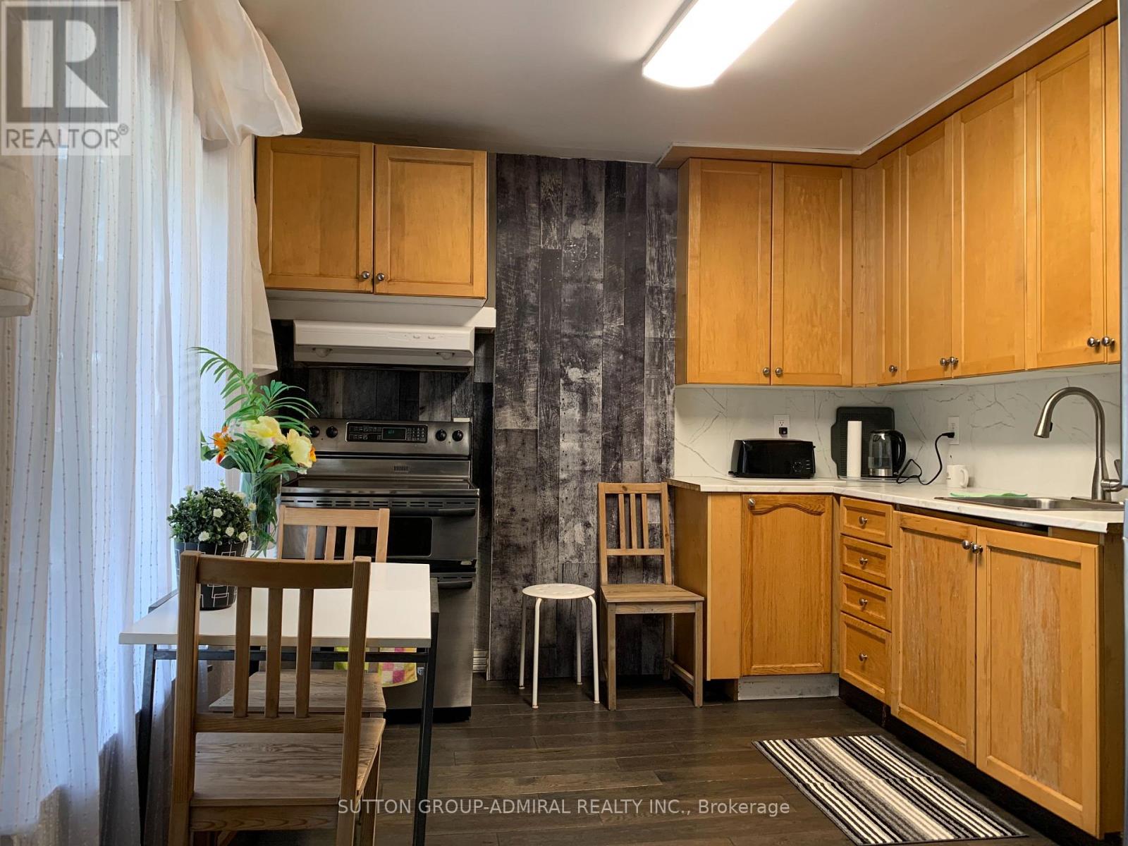49 Arcadian Circle, Toronto, Ontario  M8W 2Z4 - Photo 3 - W13483006