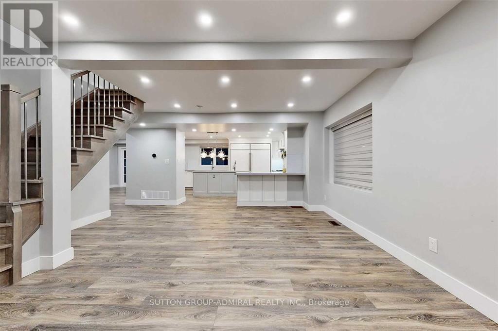 5 Donnybrook Lane, Toronto, Ontario  M9A 2V2 - Photo 4 - W13483050