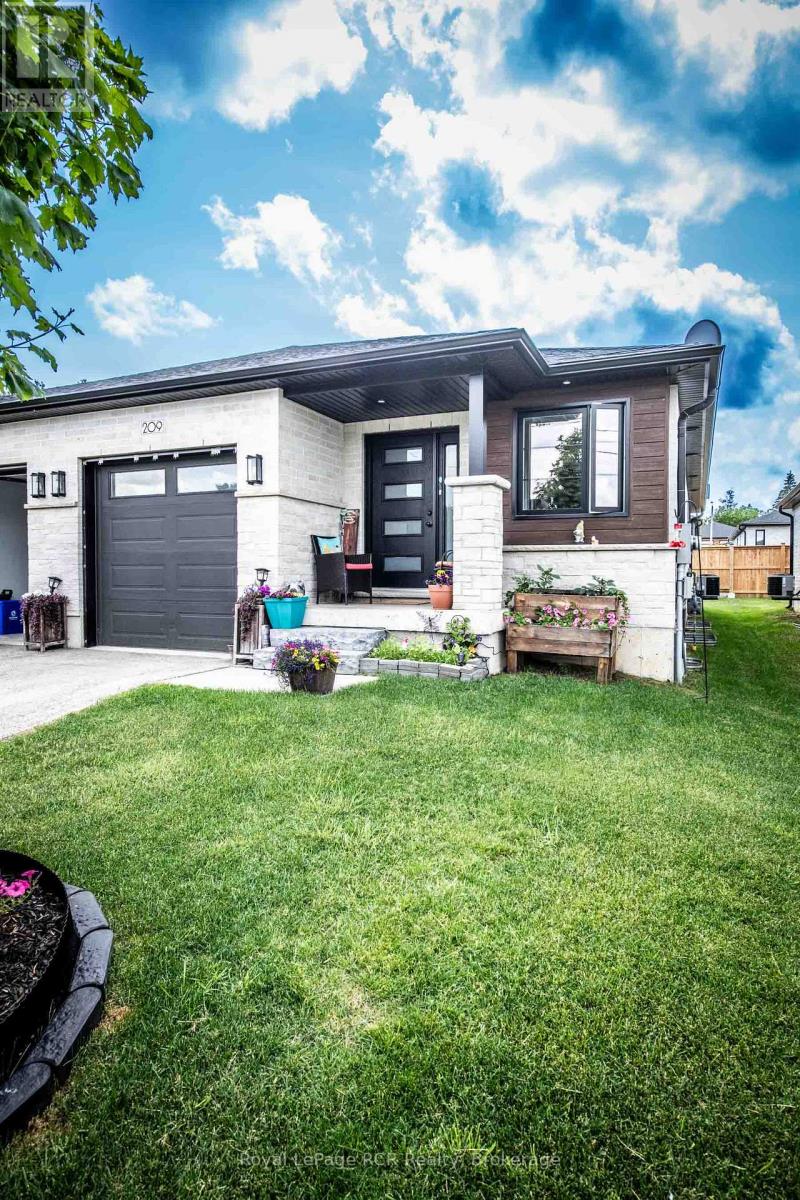 209 Church Street N, Wellington North (Mount Forest), Ontario  N0G 2L4 - Photo 2 - X13473388
