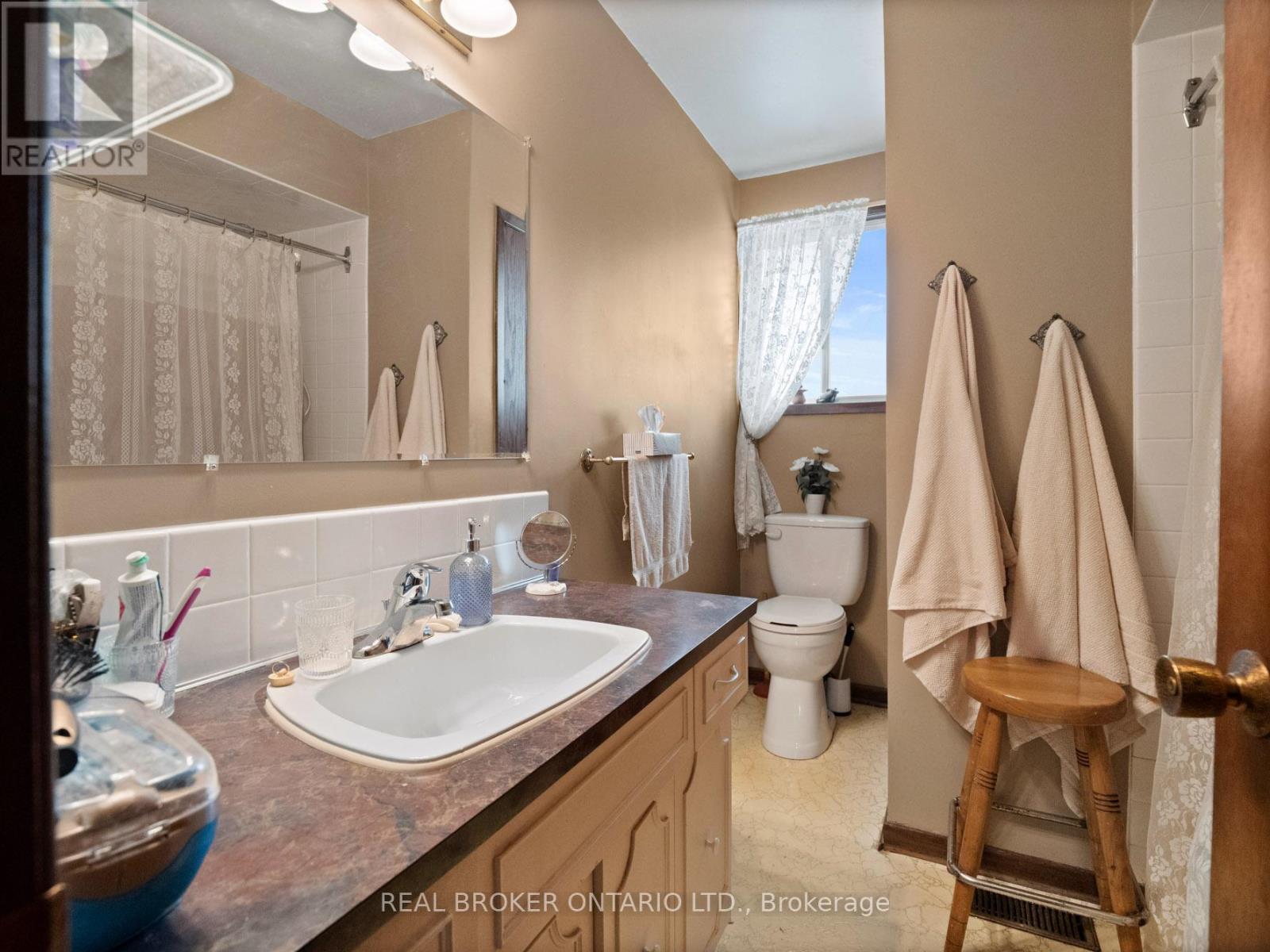 20 Brackencrest Road, St. Catharines, Ontario  L2P 3K8 - Photo 15 - X12849650