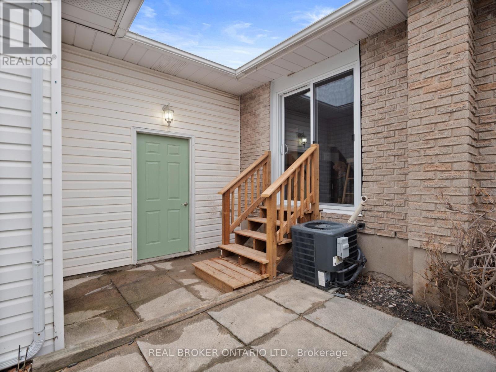 20 Brackencrest Road, St. Catharines, Ontario  L2P 3K8 - Photo 3 - X12849650