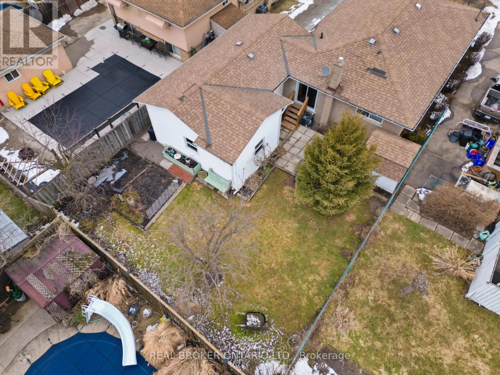 20 Brackencrest Road, St. Catharines, Ontario  L2P 3K8 - Photo 4 - X12849650