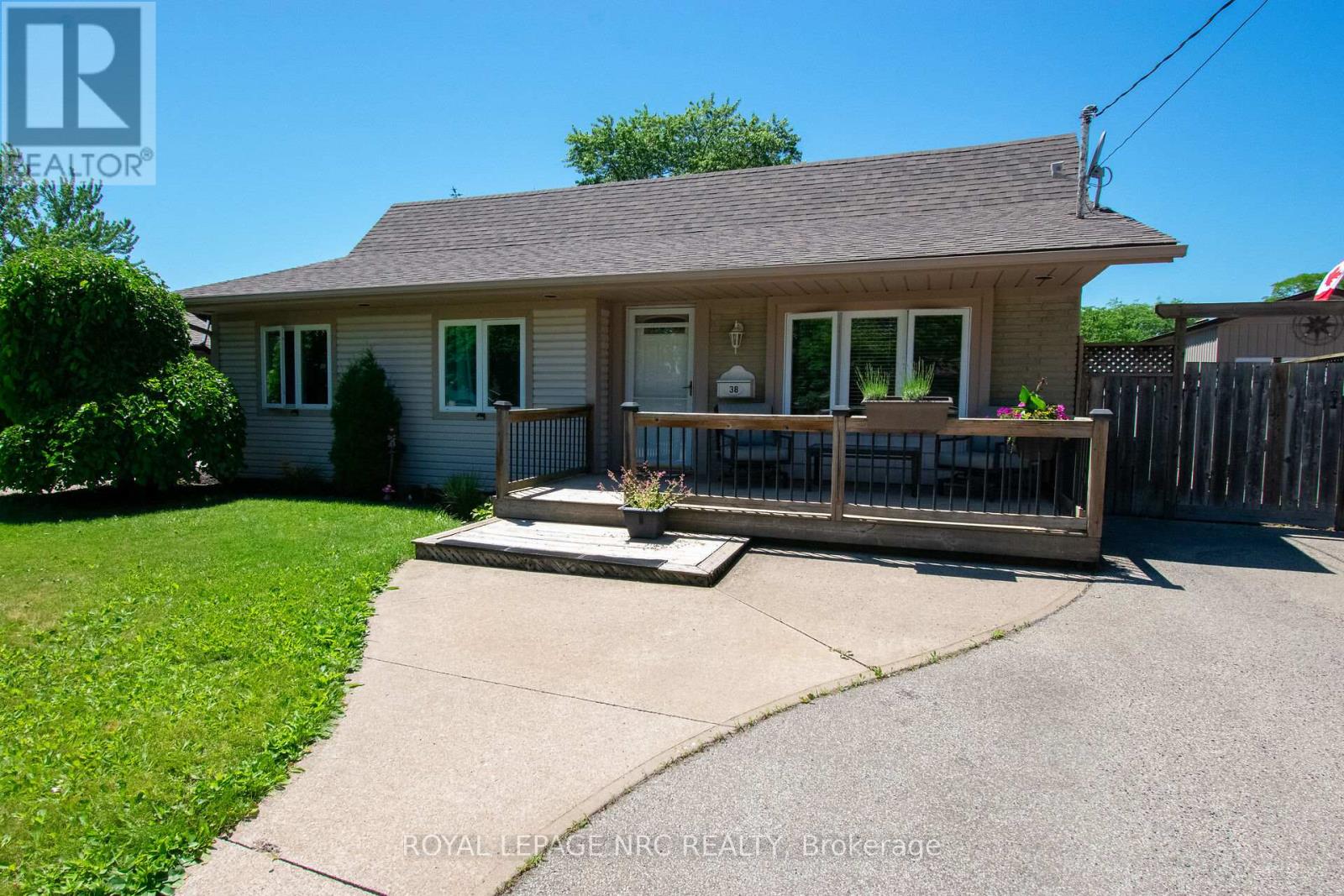38 Carriage Road, St. Catharines (Secord Woods), Ontario L2P 1S9 - Photo 1 - X13483552