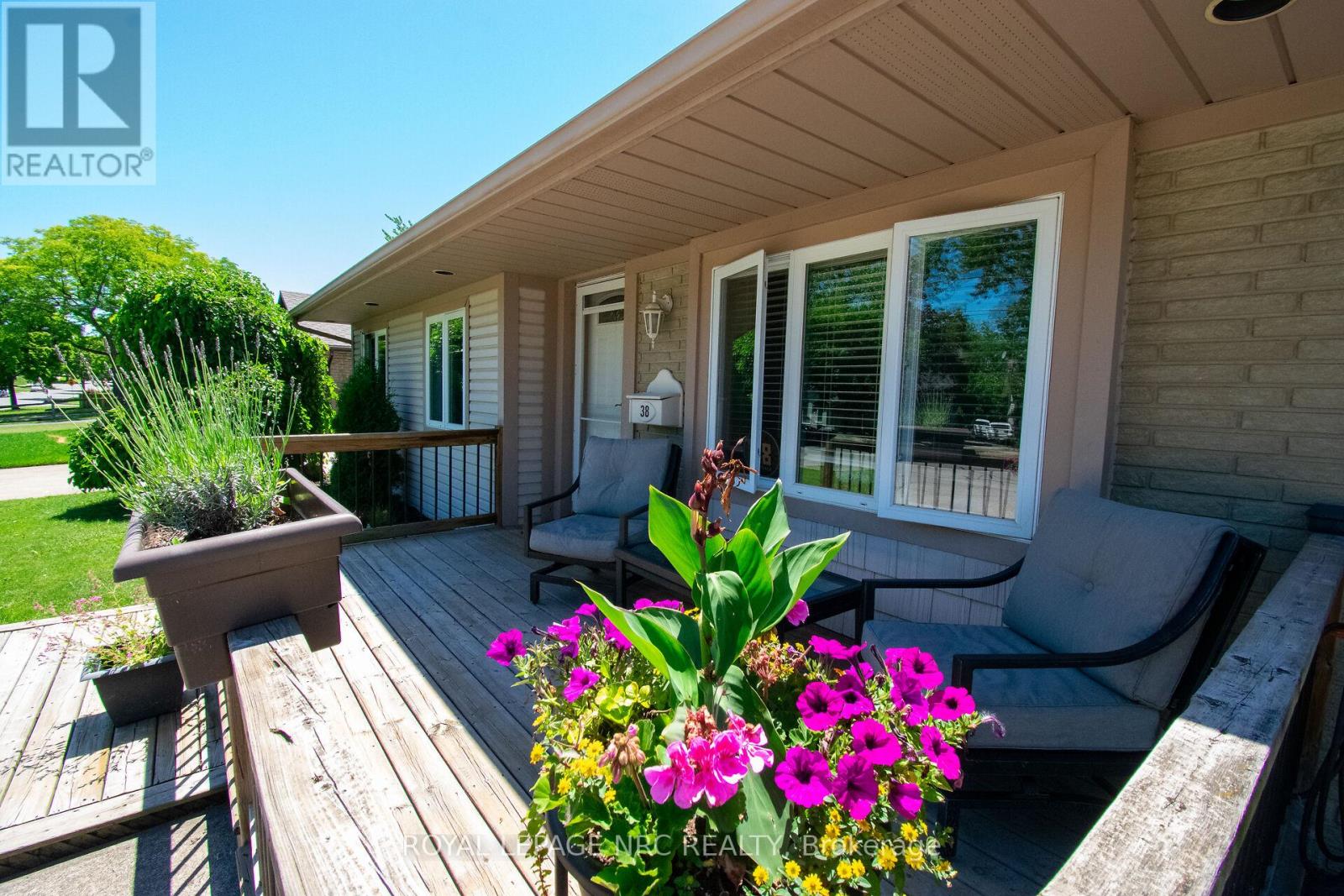 38 Carriage Road, St. Catharines (Secord Woods), Ontario L2P 1S9 - Photo 2 - X13483552