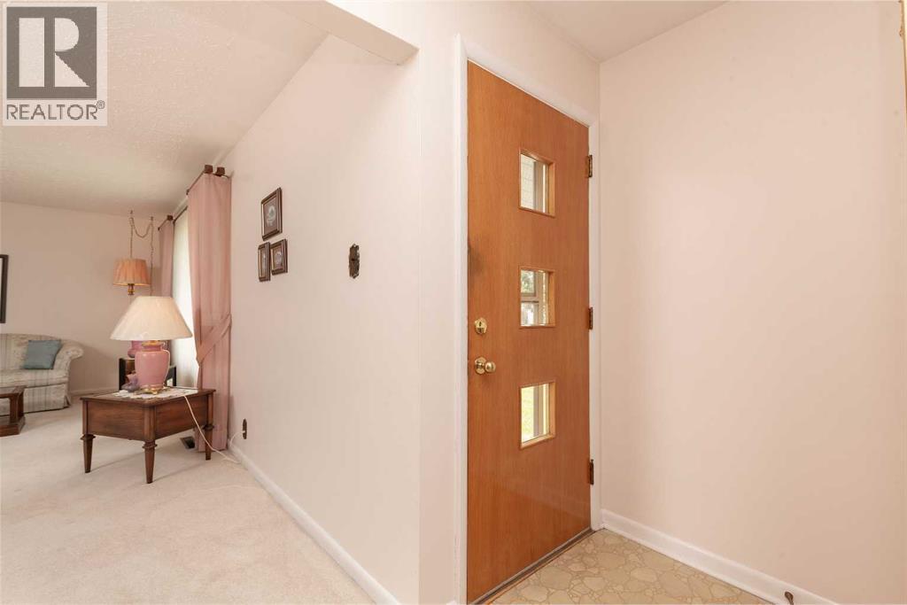 2209 8a Avenue S, Lethbridge, Alberta  T1J 1S7 - Photo 2 - A2322458