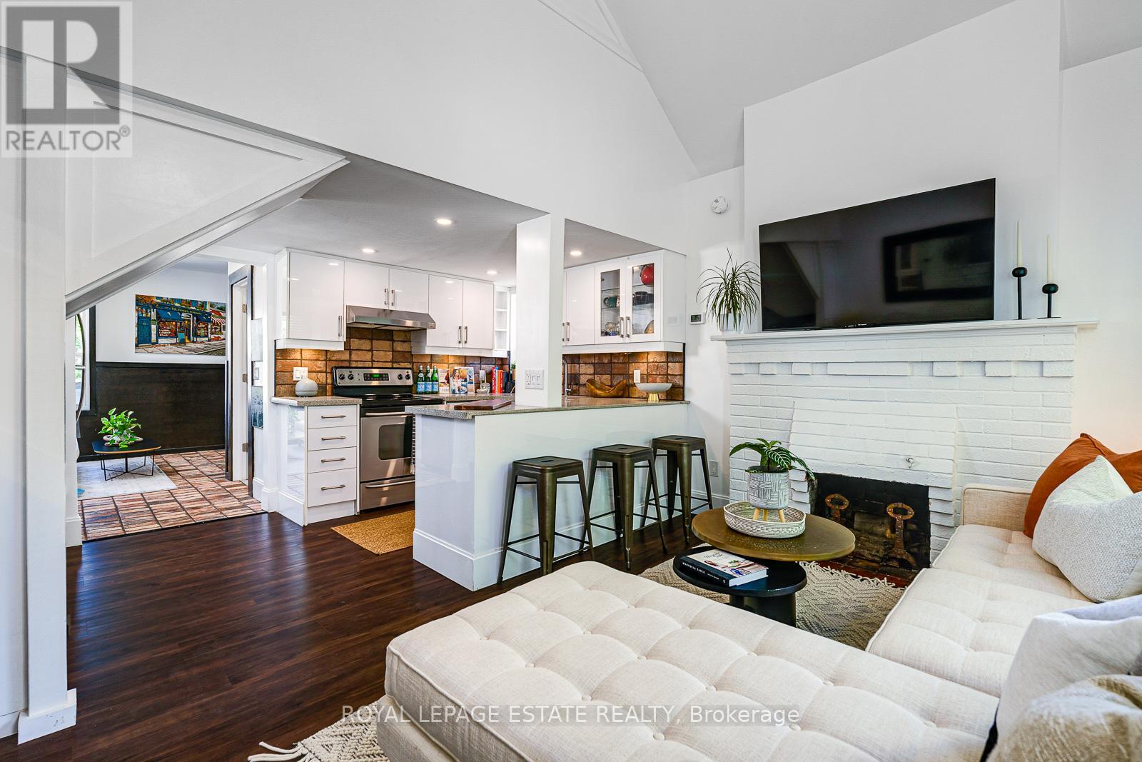 215 PICKERING STREET, Toronto, Ontario