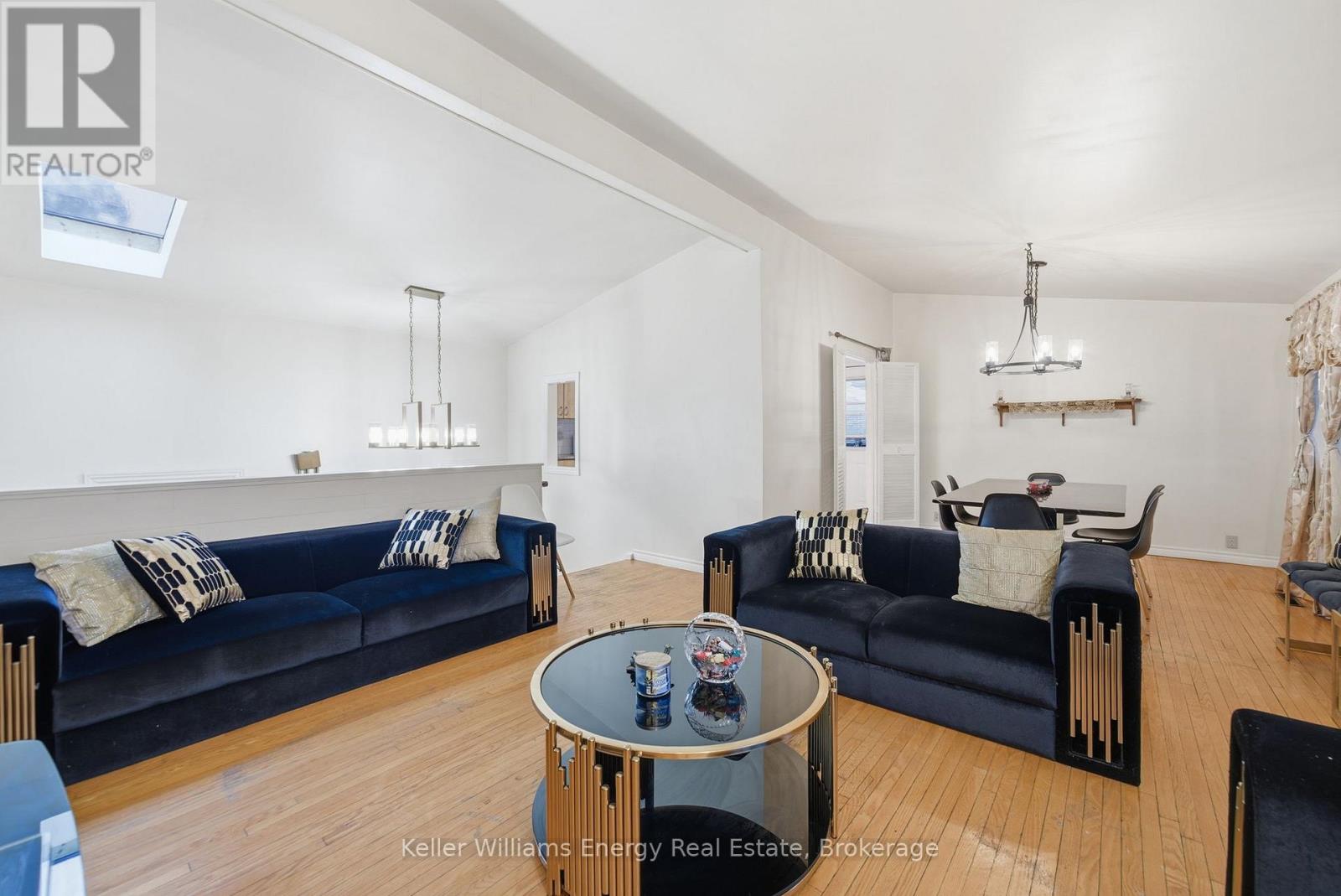 42 OAKLEY BOULEVARD, Toronto, Ontario