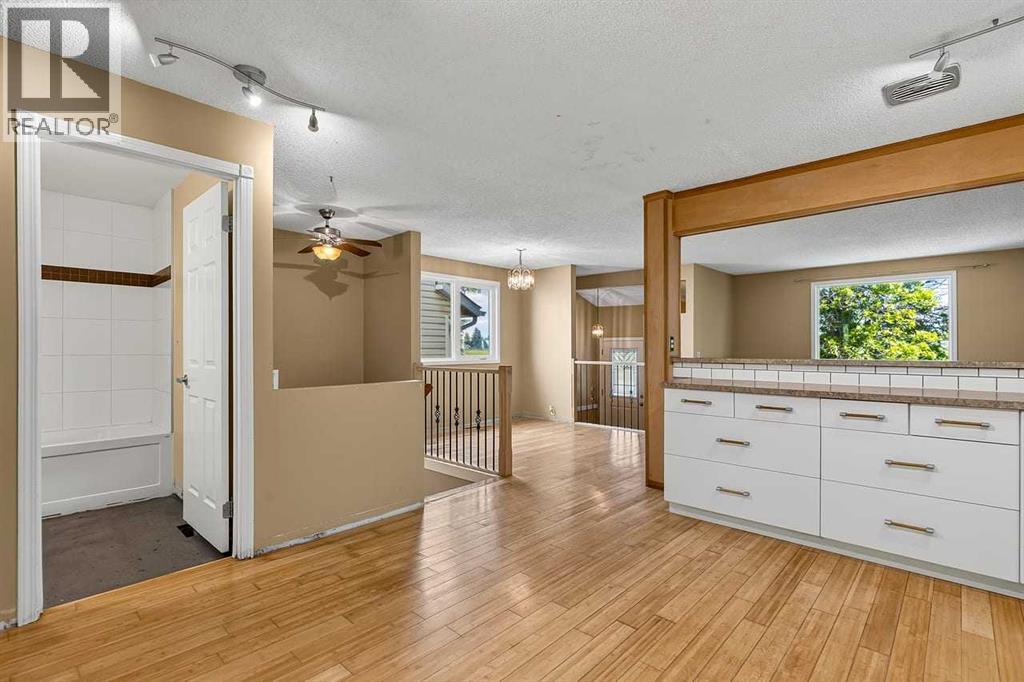 130 Woodbrook Way SW, Calgary, Alberta  T2W 4R6 - Photo 10 - A2321860