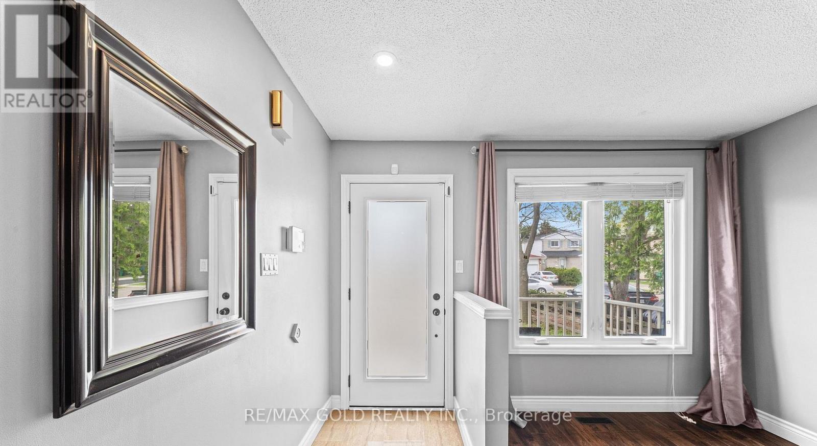 128 Martindale Crescent, Brampton, Ontario  L6X 2V1 - Photo 4 - W13483590