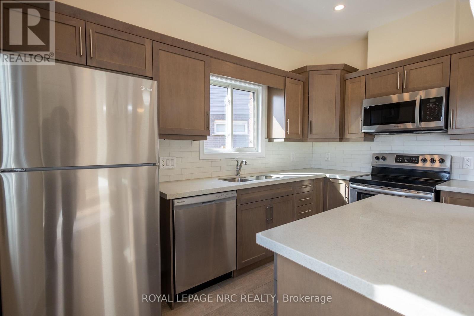 33 Cinnamon Street, Thorold, Ontario  L2V 0H6 - Photo 2 - X13483796