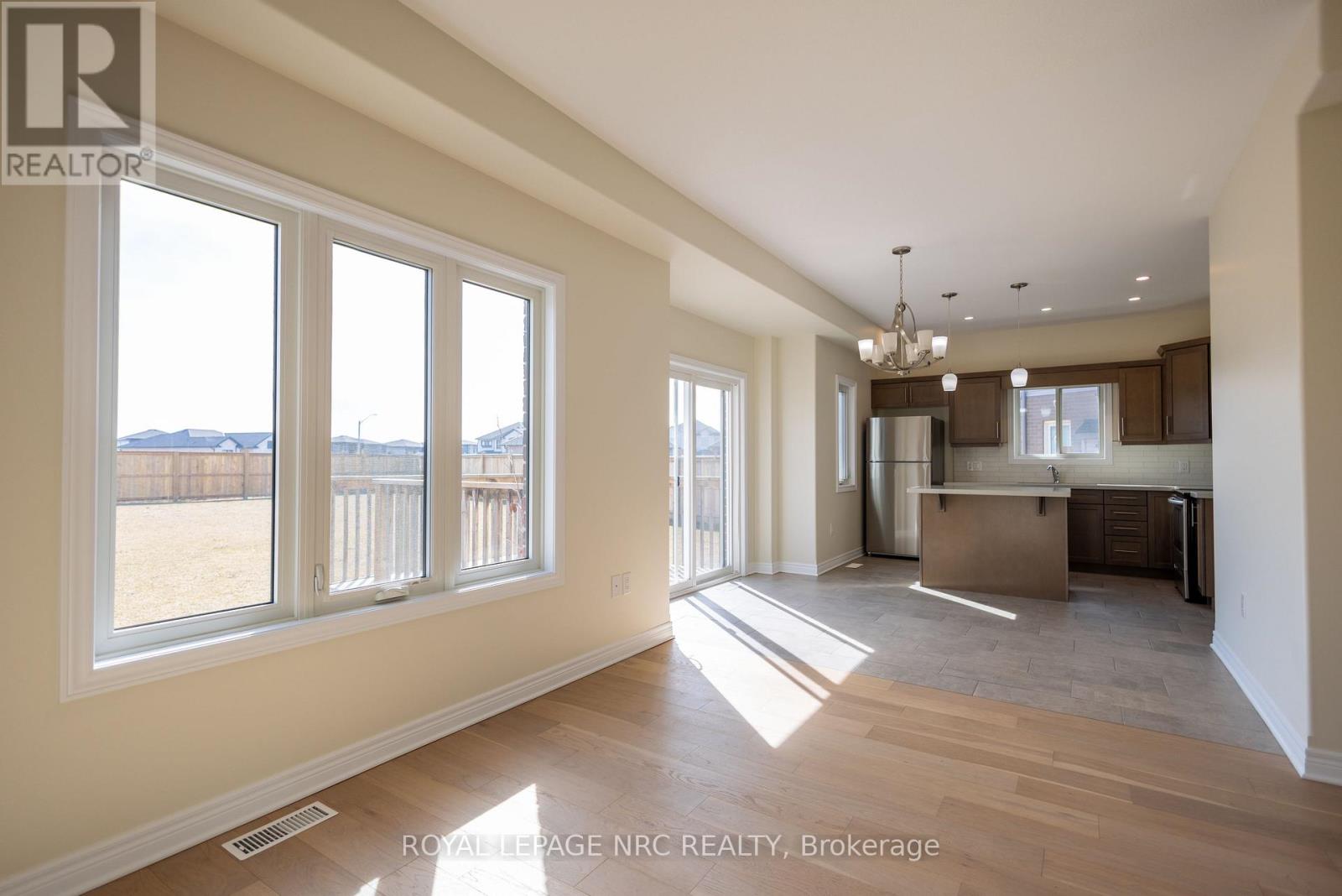 33 Cinnamon Street, Thorold, Ontario  L2V 0H6 - Photo 5 - X13483796