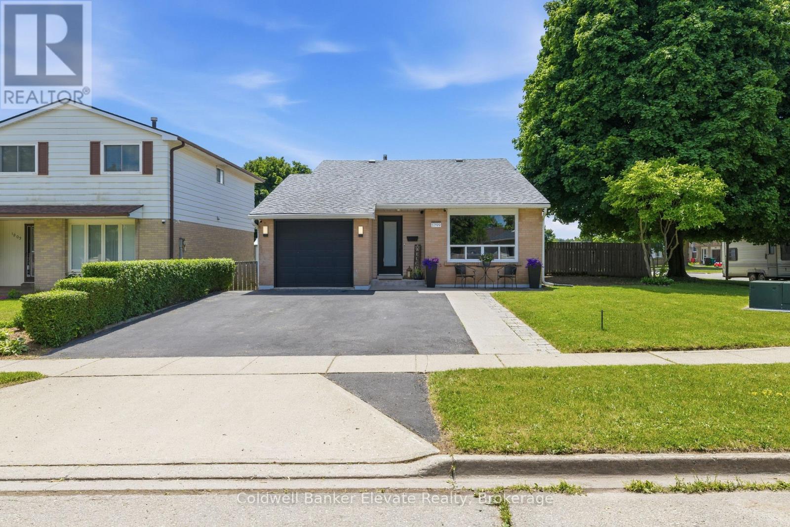 1799 Briarwood Drive, Cambridge, Ontario N3H 5A6 - Photo 2 - X13483484