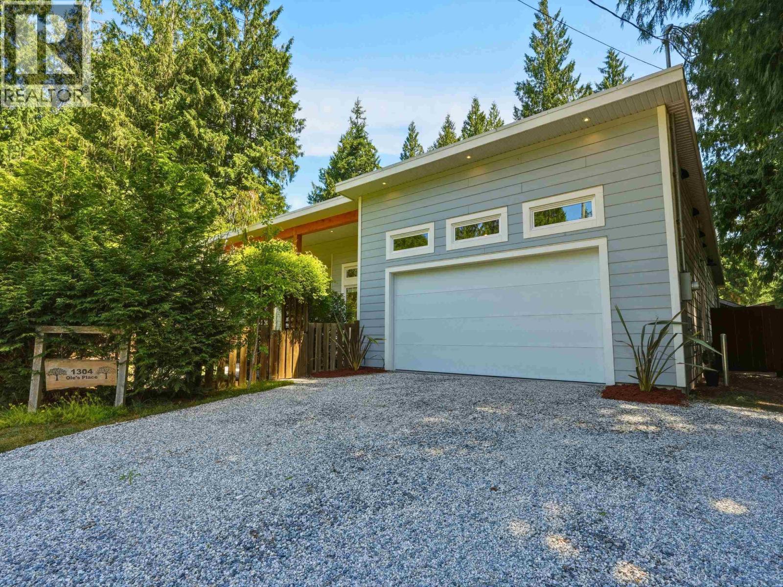 1304 OLES PLACE, Roberts Creek, British Columbia