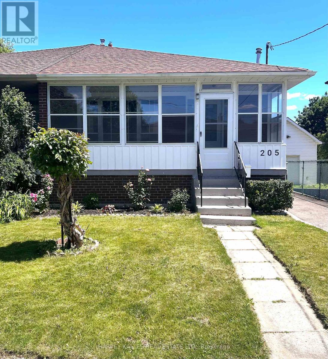 <div class="slider-price">$848,000</div><p>205 Vauxhall Drive, Toronto, Ontario</p>