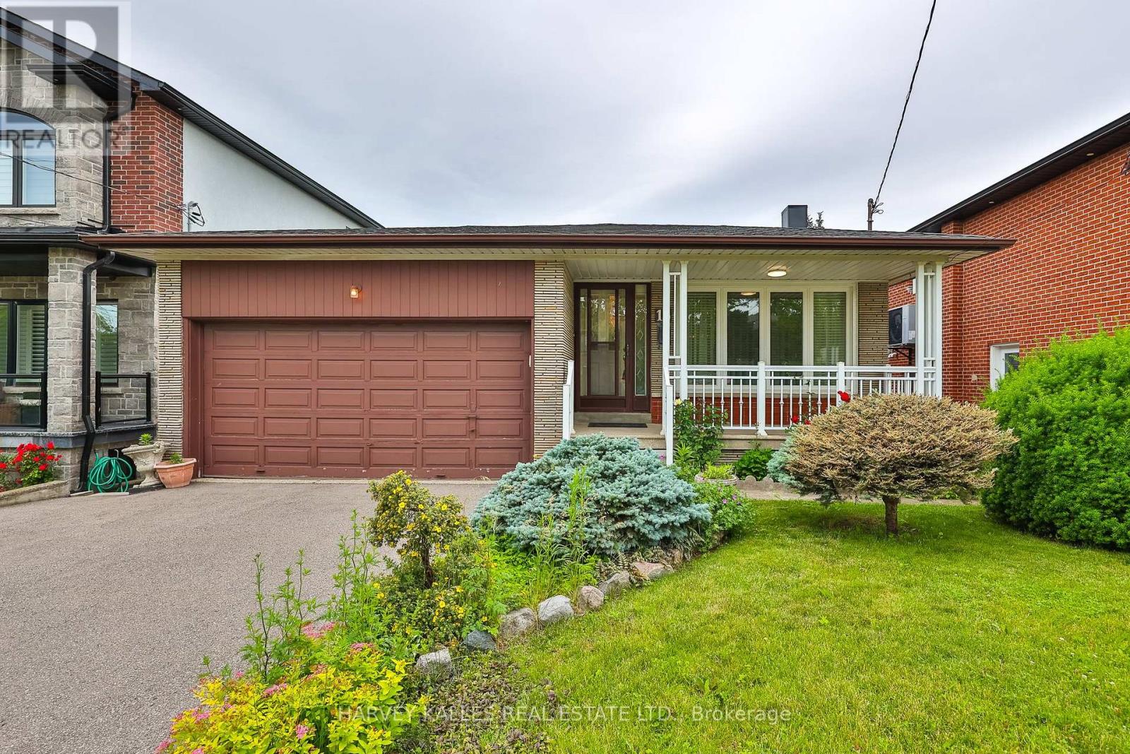 <div class="slider-price">$849,000</div><p>16 Jocada Road, Toronto, Ontario</p>