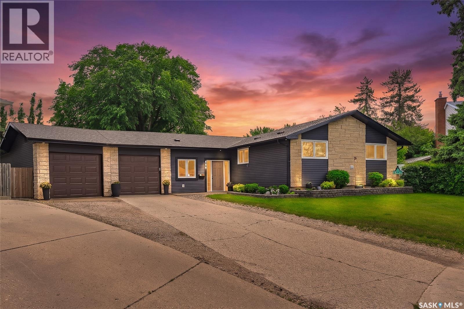 722 East Drive, Saskatoon, Saskatchewan  S7J 2X7 - Photo 1 - SK040344