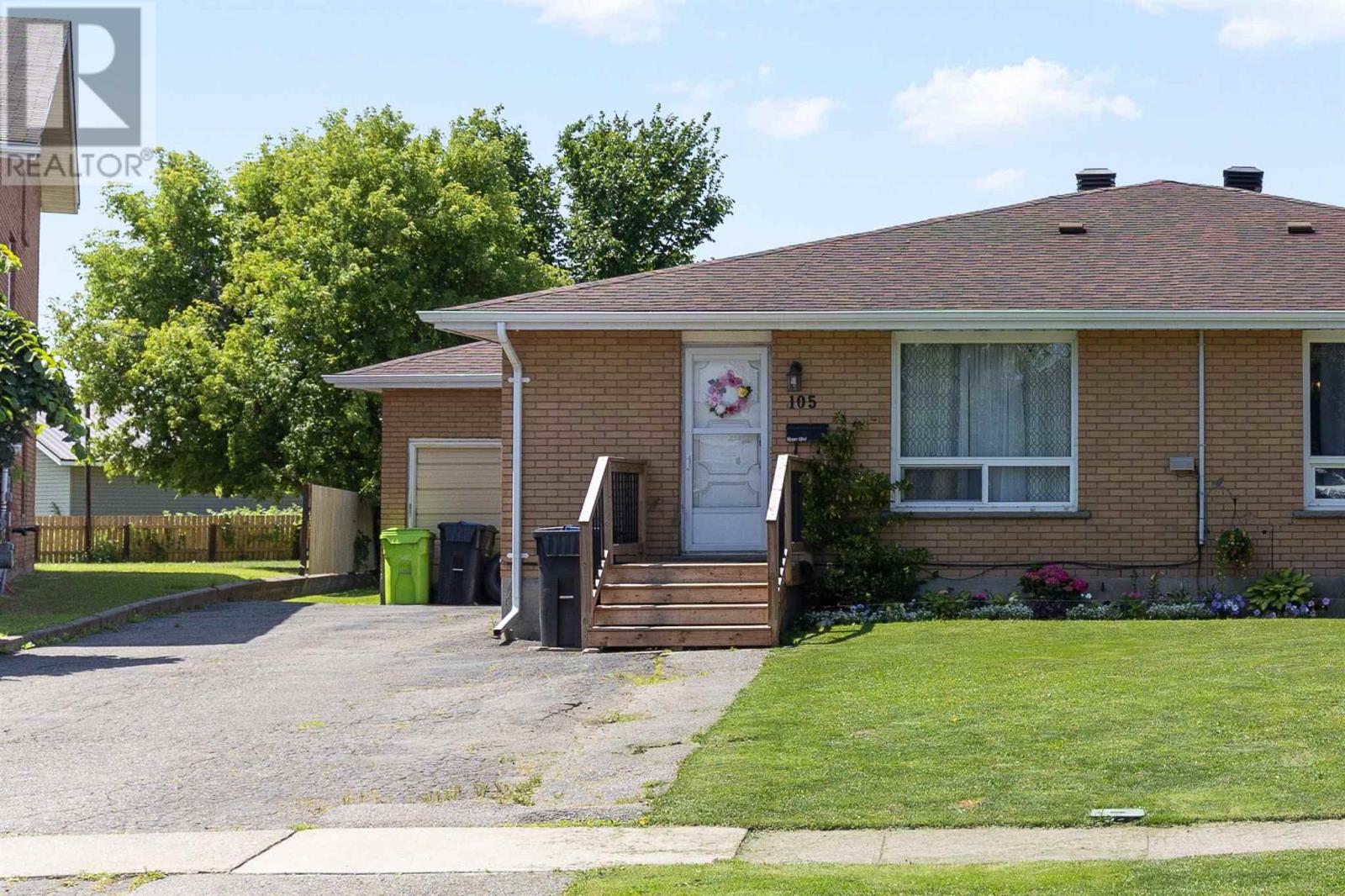 105 Pozzebon Cres, Sault Ste. Marie, Ontario P6C 6B4 - Photo 2 - SM261586