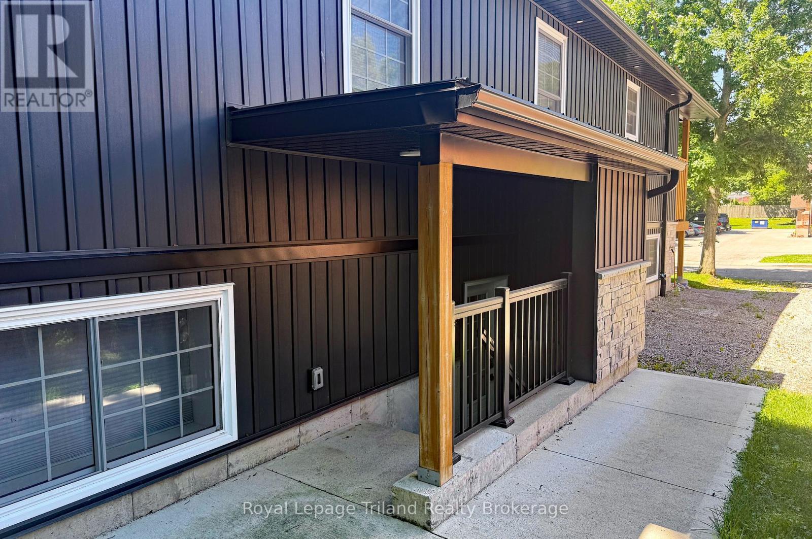 2 - 18 Winniett Street, Woodstock, Ontario  N4S 5Z3 - Photo 2 - X13484024