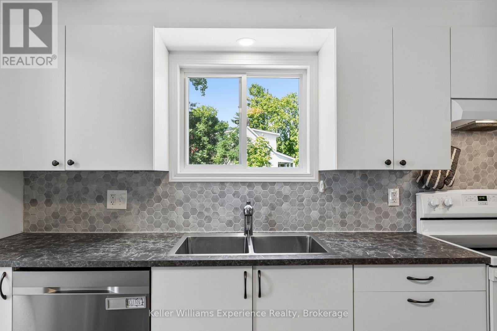 311 Armstrong Street, Tay, Ontario  L0K 1R0 - Photo 8 - S13484028