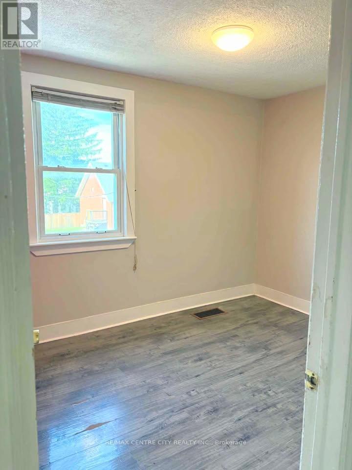 Upper - 31 Langarth Street W, London South, Ontario  N6J 1P3 - Photo 3 - X13484554