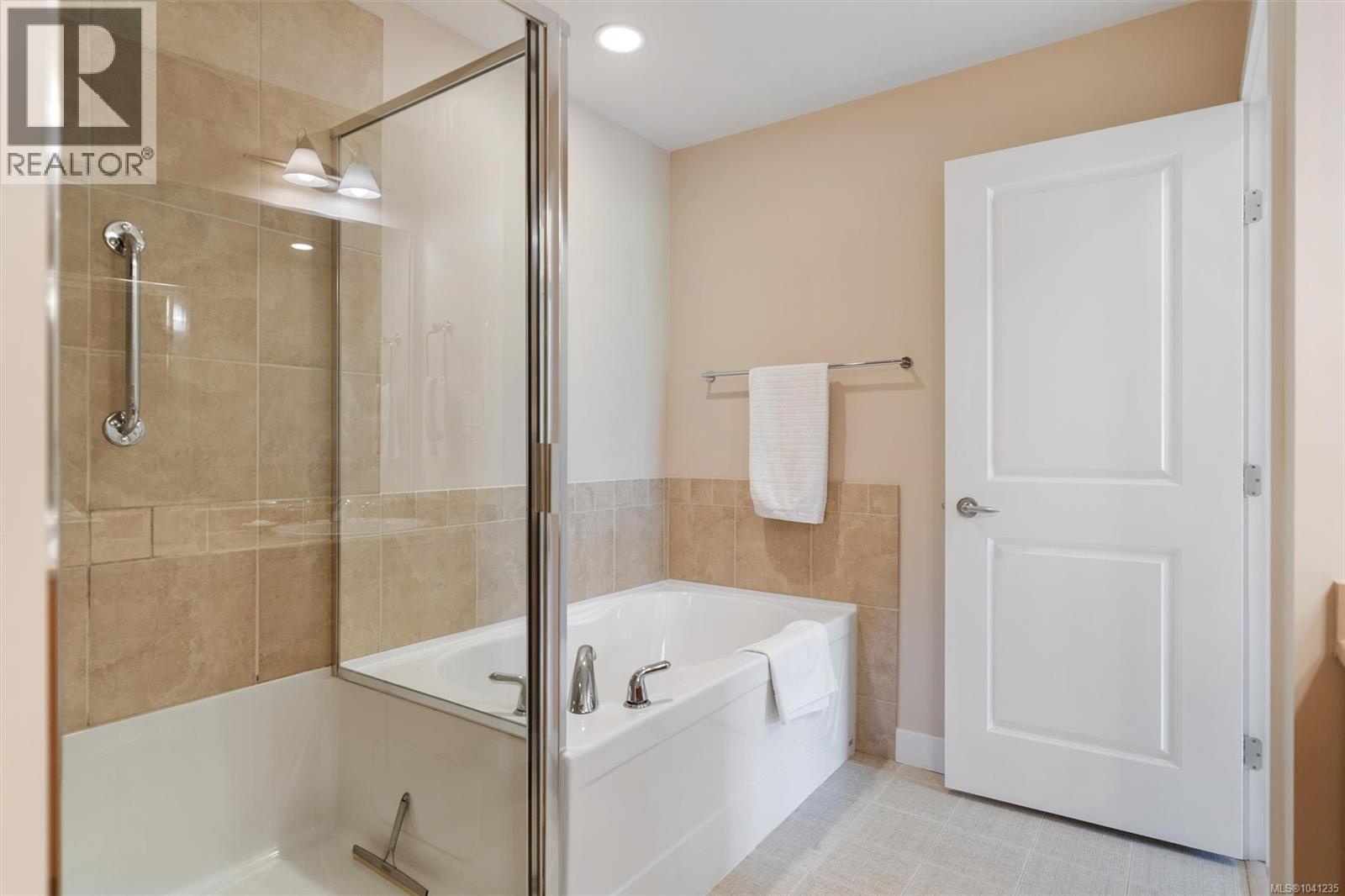 203c 1115 Craigflower Rd, Esquimalt, British Columbia  V9A 7R1 - Photo 18 - 1041235