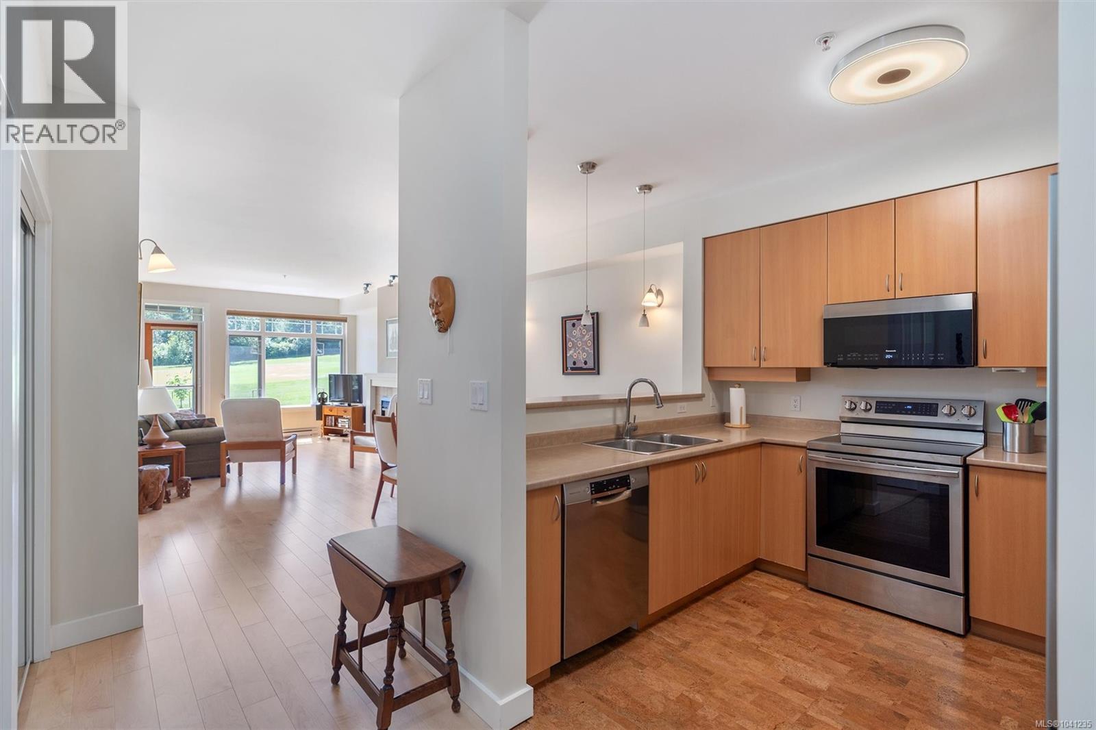 203c 1115 Craigflower Rd, Esquimalt, British Columbia  V9A 7R1 - Photo 11 - 1041235